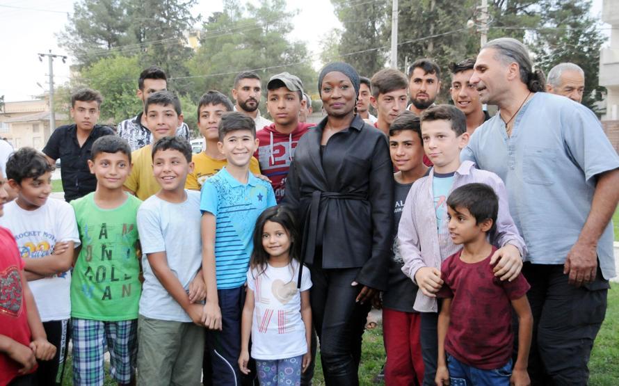 Dünyaca ünlü sanatçı Della Milesten Mehmetçiğe destek