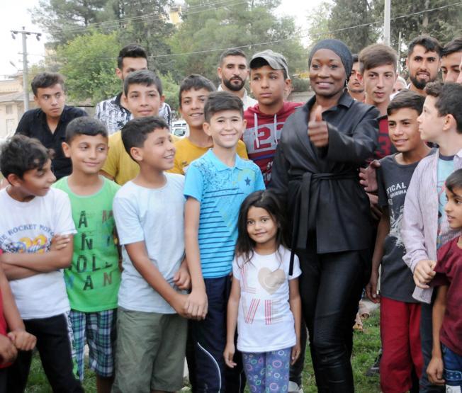 Dünyaca ünlü sanatçı Della Milesten Mehmetçiğe destek