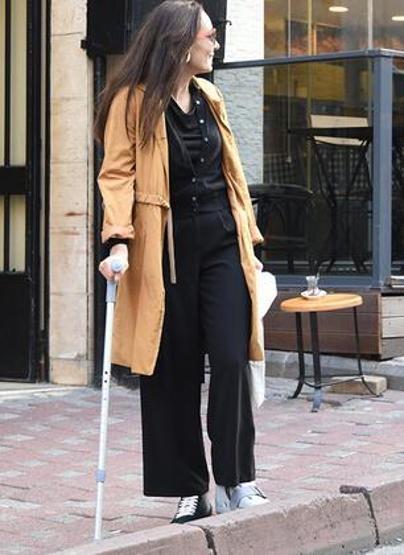 Melisa Sözen koltuk değnekleri ile yürüyor