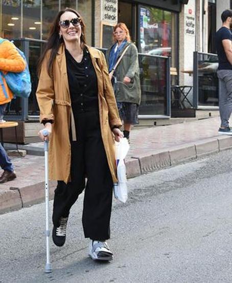 Melisa Sözen koltuk değnekleri ile yürüyor