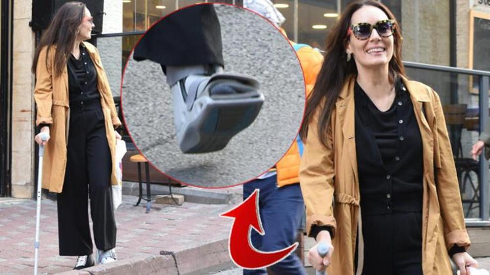 Melisa Sözen koltuk değnekleri ile yürüyor