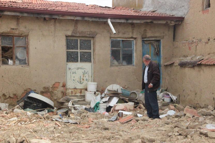 Akıllara durgunluk veren olay... Gittikleri her ev ve elbiseleri aniden yanıyor