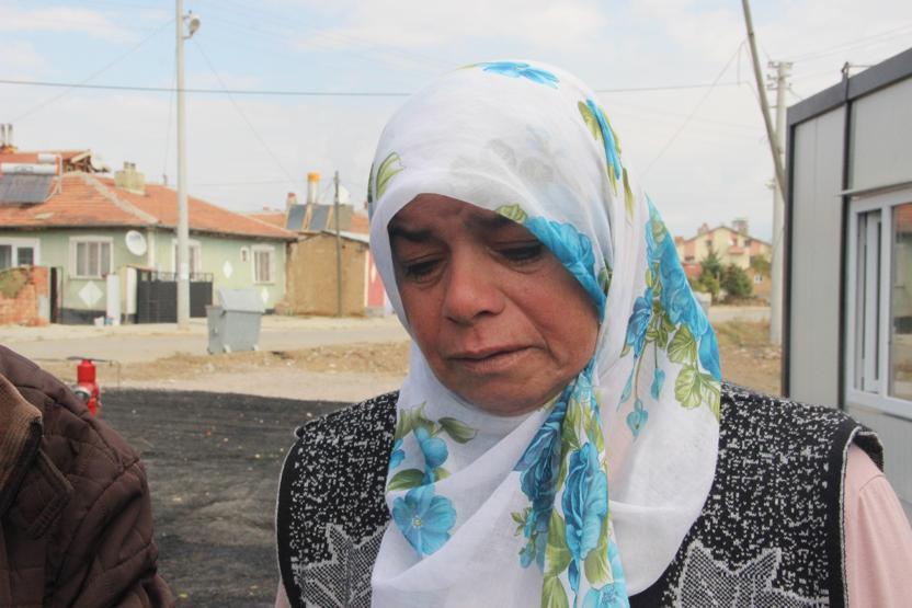 Akıllara durgunluk veren olay... Gittikleri her ev ve elbiseleri aniden yanıyor