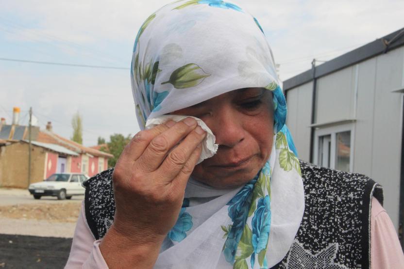 Akıllara durgunluk veren olay... Gittikleri her ev ve elbiseleri aniden yanıyor