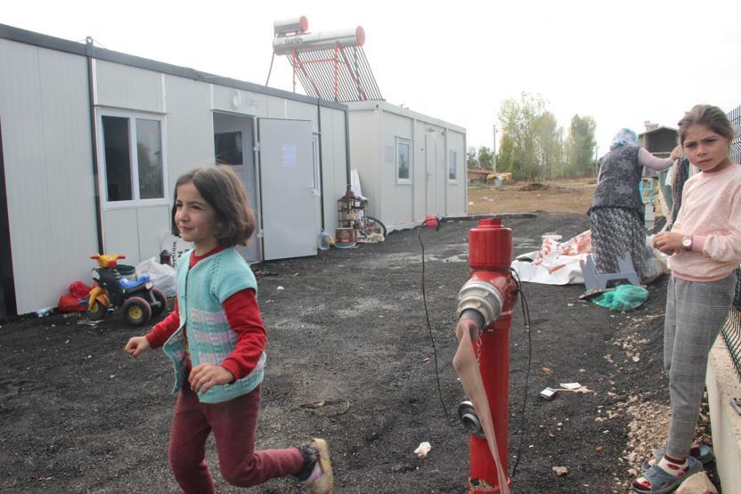 Akıllara durgunluk veren olay... Gittikleri her ev ve elbiseleri aniden yanıyor