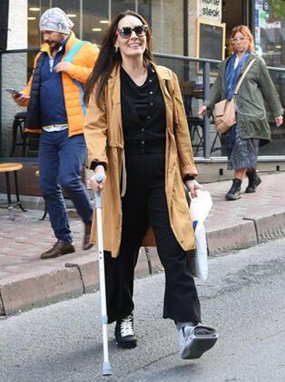 Melisa Sözen koltuk değnekleri ile yürüyor