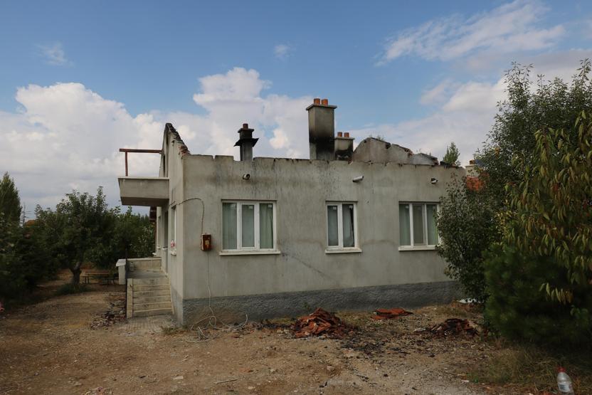 Akıllara durgunluk veren olay... Gittikleri her ev ve elbiseleri aniden yanıyor