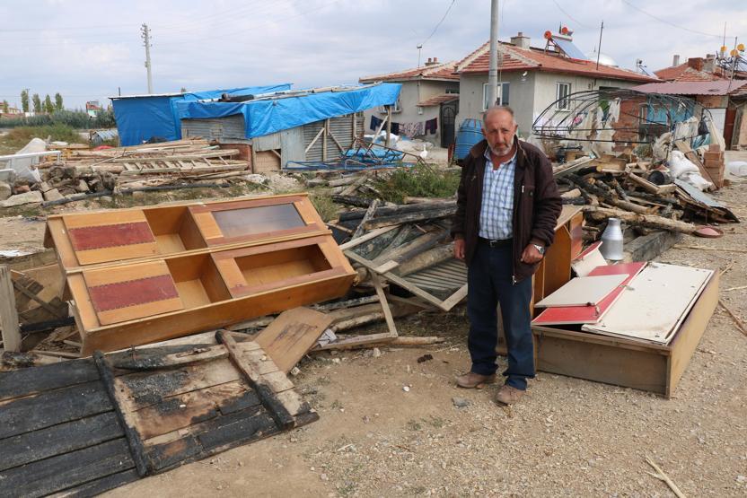 Akıllara durgunluk veren olay... Gittikleri her ev ve elbiseleri aniden yanıyor