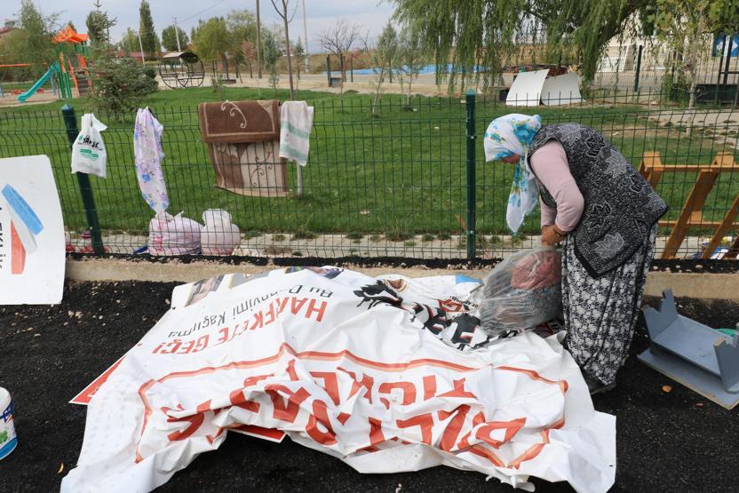 Akıllara durgunluk veren olay... Gittikleri her ev ve elbiseleri aniden yanıyor