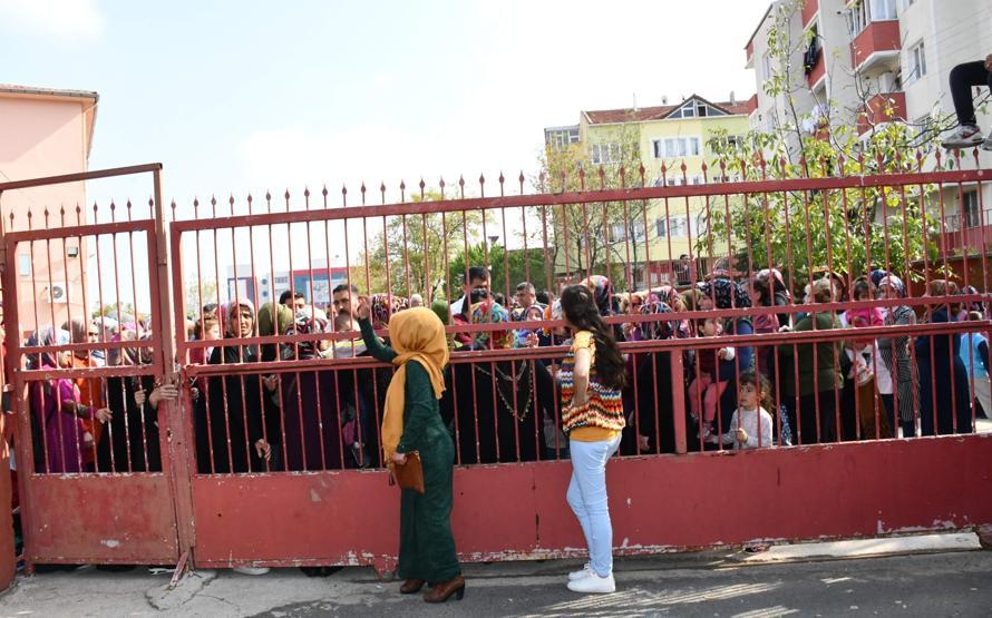 Tahliye edilen okulda veliler eylem yaptı