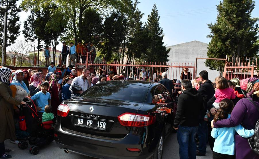 Tahliye edilen okulda veliler eylem yaptı