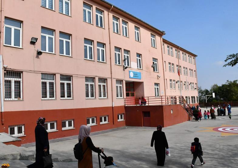 Tahliye edilen okulda veliler eylem yaptı
