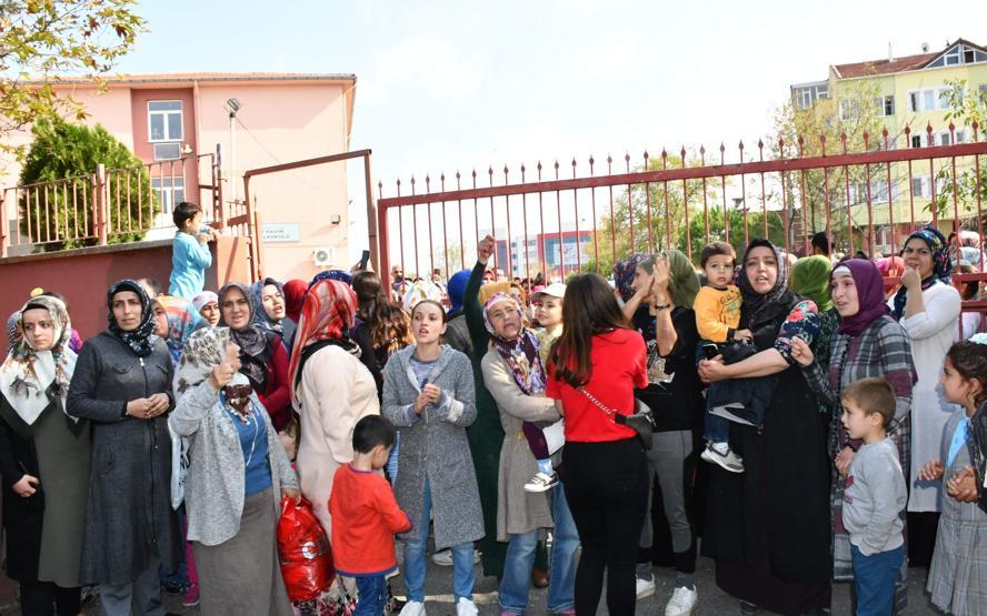 Tahliye edilen okulda veliler eylem yaptı
