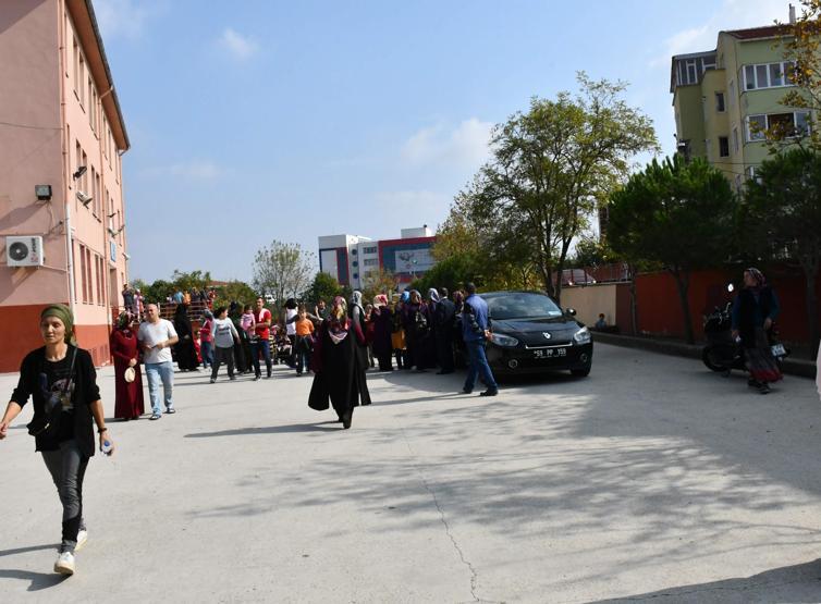 Tahliye edilen okulda veliler eylem yaptı