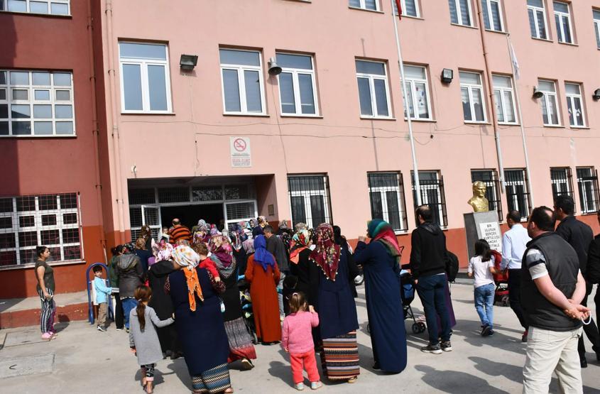 Tahliye edilen okulda veliler eylem yaptı