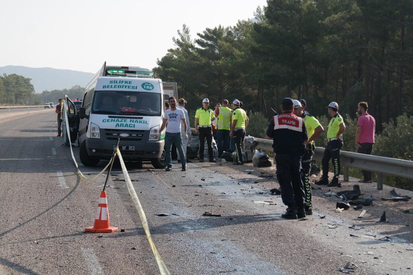 Son dakika... Akkuyuda çalışan Rus mühendisleri taşıyan minibüs kaza yaptı: 2 ölü, 11 yaralı