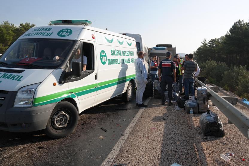 Son dakika... Akkuyuda çalışan Rus mühendisleri taşıyan minibüs kaza yaptı: 2 ölü, 11 yaralı