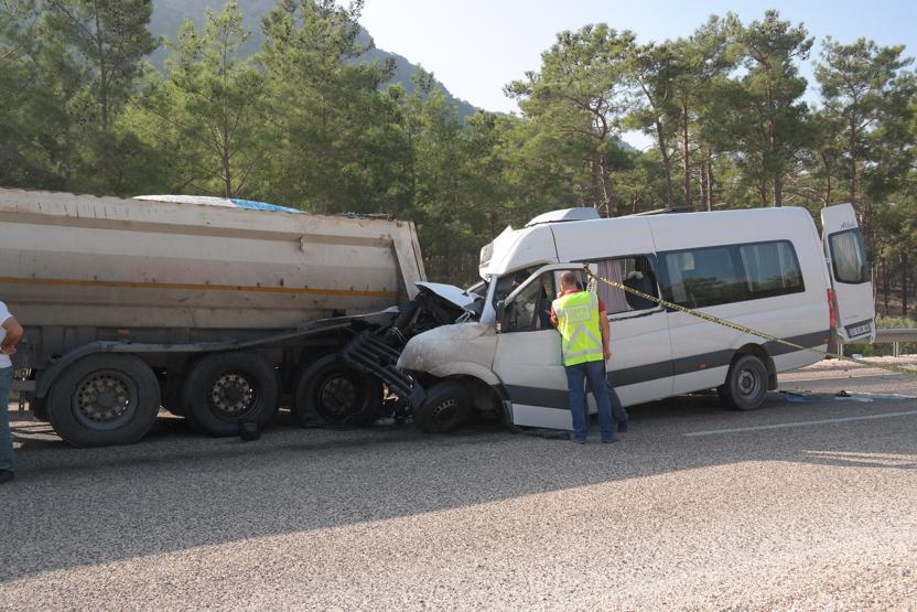 Son dakika... Akkuyuda çalışan Rus mühendisleri taşıyan minibüs kaza yaptı: 2 ölü, 11 yaralı