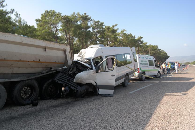 Son dakika... Akkuyuda çalışan Rus mühendisleri taşıyan minibüs kaza yaptı: 2 ölü, 11 yaralı