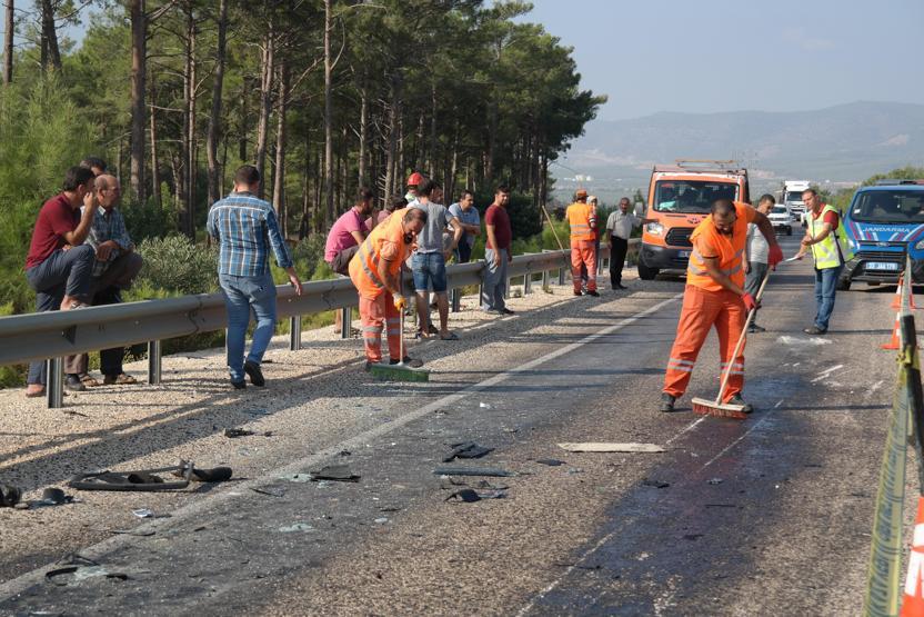 Son dakika... Akkuyuda çalışan Rus mühendisleri taşıyan minibüs kaza yaptı: 2 ölü, 11 yaralı