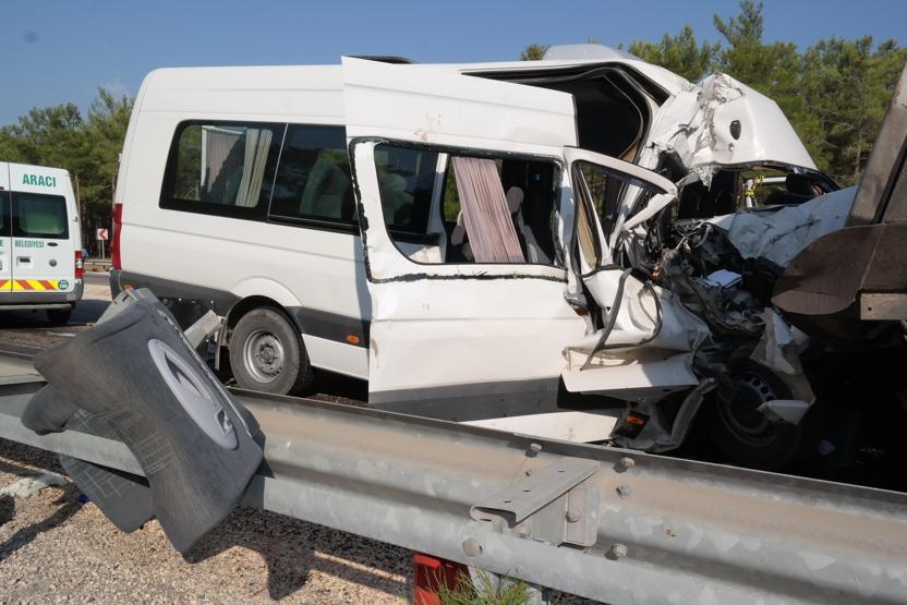 Son dakika... Akkuyuda çalışan Rus mühendisleri taşıyan minibüs kaza yaptı: 2 ölü, 11 yaralı