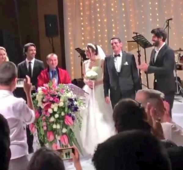Engin Akyürek gönülleri fethetti Kardeşine düğün jesti...