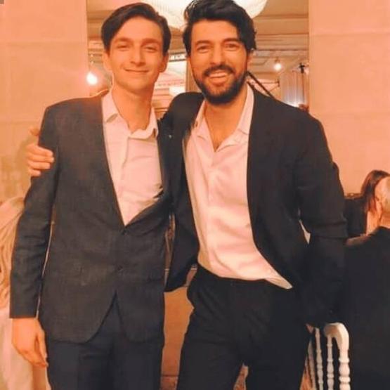 Engin Akyürek gönülleri fethetti Kardeşine düğün jesti...