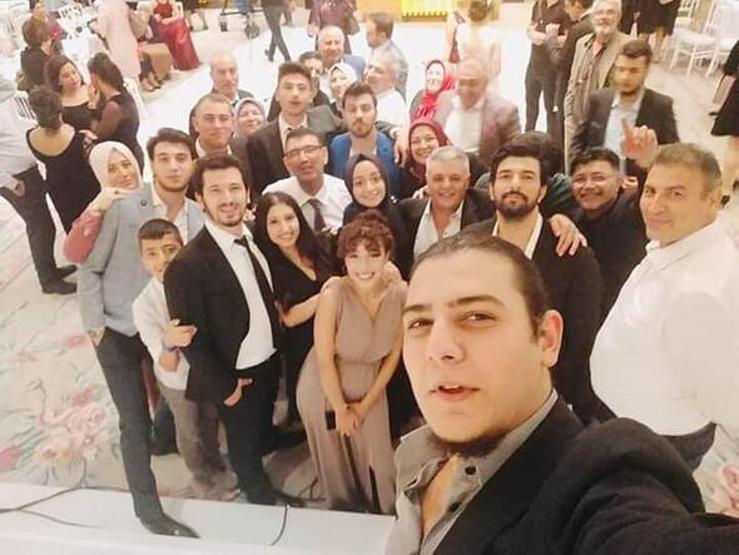 Engin Akyürek gönülleri fethetti Kardeşine düğün jesti...
