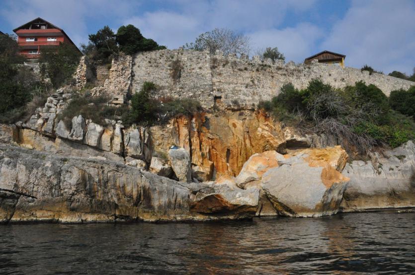 Amasra Kalesinde korkutan görüntü... Büyük tehlike