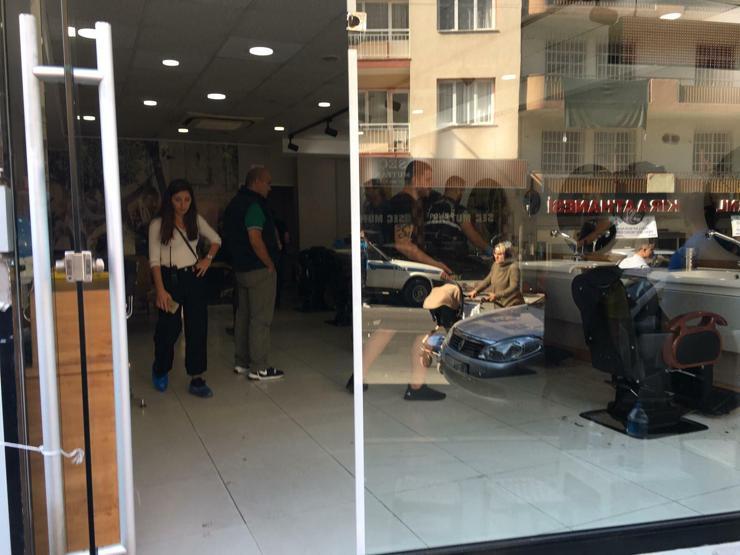 Üvey kardeşini berber koltuğunda pompalı tüfekle vurdu