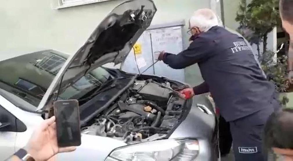Bursada arabanın motorundan yılan çıktı