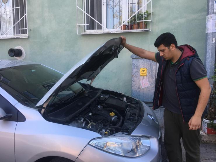 Bursada arabanın motorundan yılan çıktı