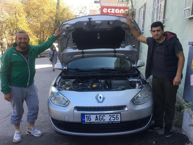 Bursada arabanın motorundan yılan çıktı