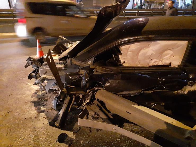 İstanbulda zincirleme kaza Sürücünün ayak parmakları koptu