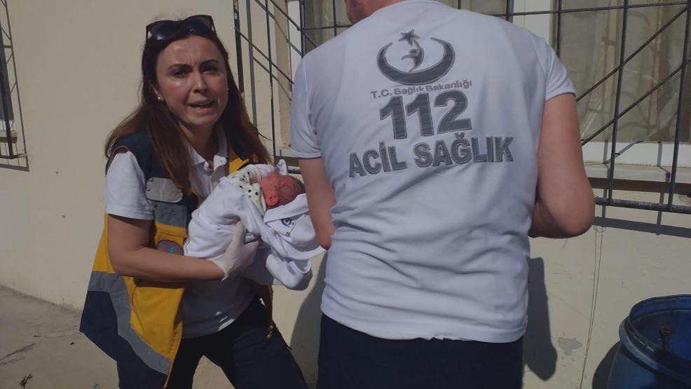 Bebeğini çöp kovasının yanına terk etti