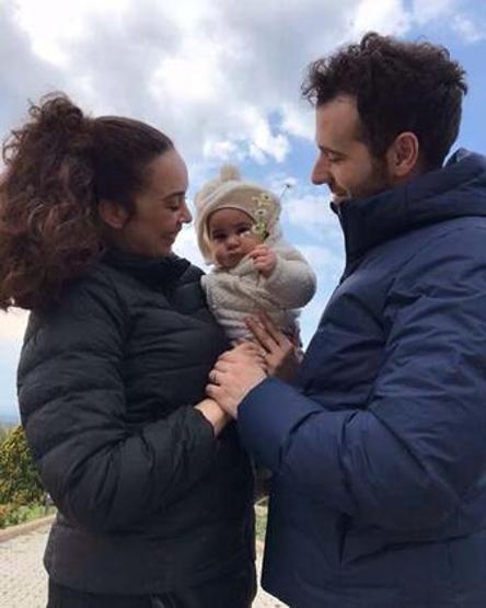 Azra Akından romantik pozlar