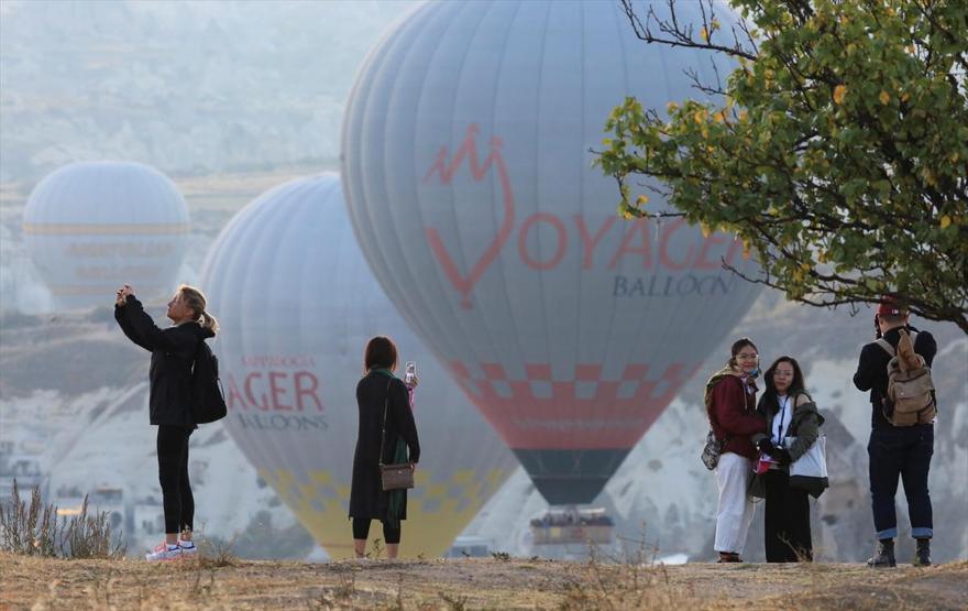 Sıcak hava balonları ile eşsiz manzaranın tadını çıkarıyorlar