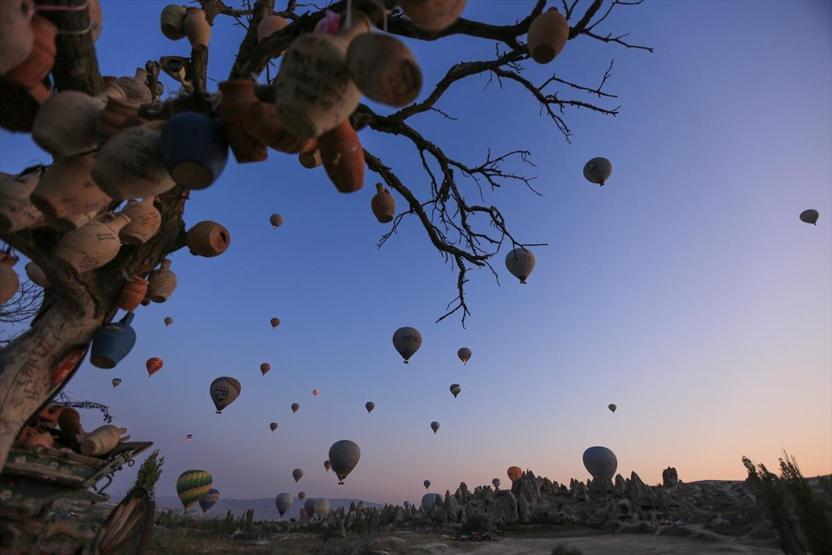 Sıcak hava balonları ile eşsiz manzaranın tadını çıkarıyorlar