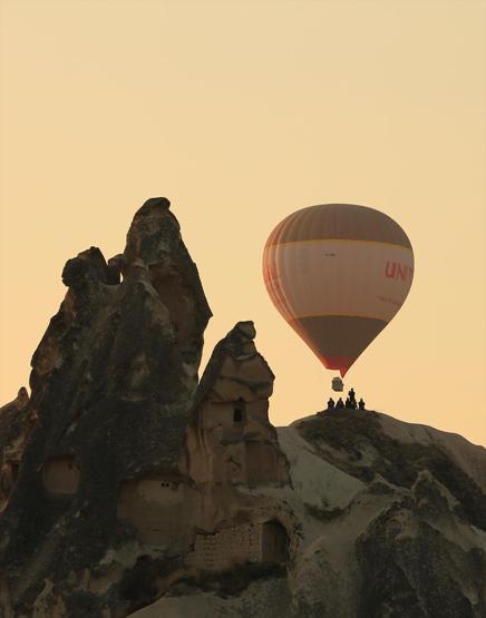 Sıcak hava balonları ile eşsiz manzaranın tadını çıkarıyorlar