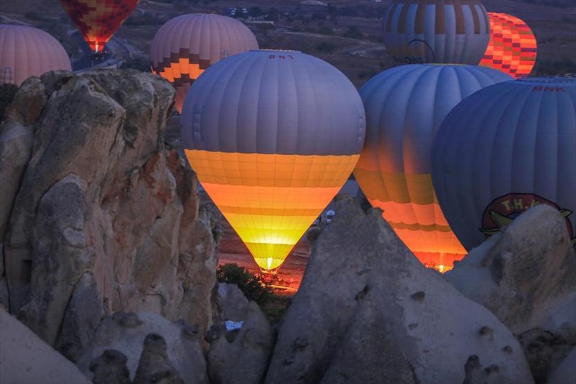 Sıcak hava balonları ile eşsiz manzaranın tadını çıkarıyorlar