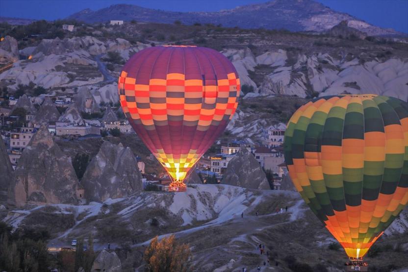 Sıcak hava balonları ile eşsiz manzaranın tadını çıkarıyorlar