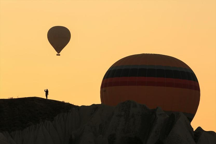 Sıcak hava balonları ile eşsiz manzaranın tadını çıkarıyorlar