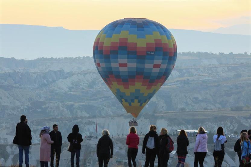 Sıcak hava balonları ile eşsiz manzaranın tadını çıkarıyorlar