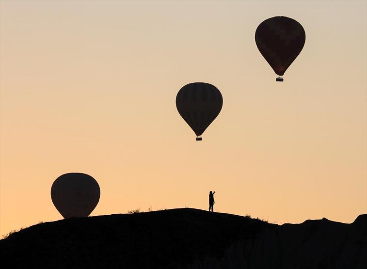 Sıcak hava balonları ile eşsiz manzaranın tadını çıkarıyorlar