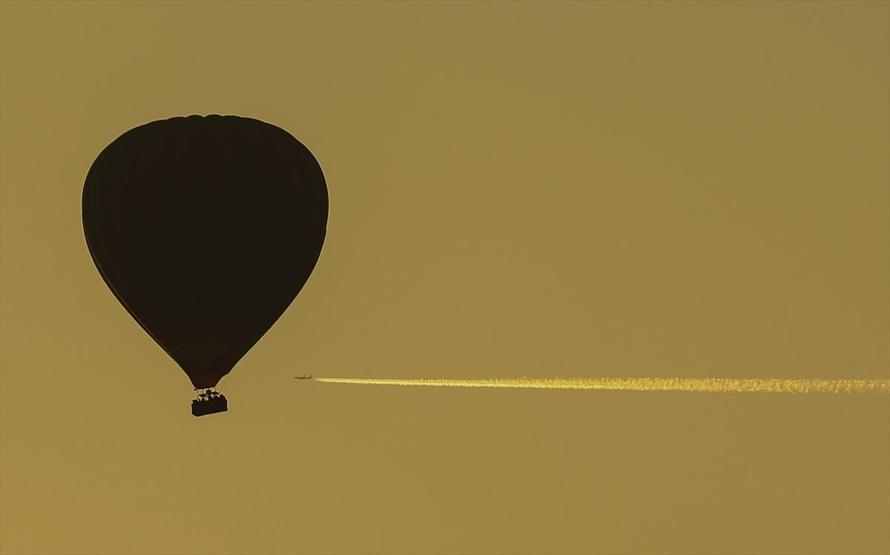 Sıcak hava balonları ile eşsiz manzaranın tadını çıkarıyorlar
