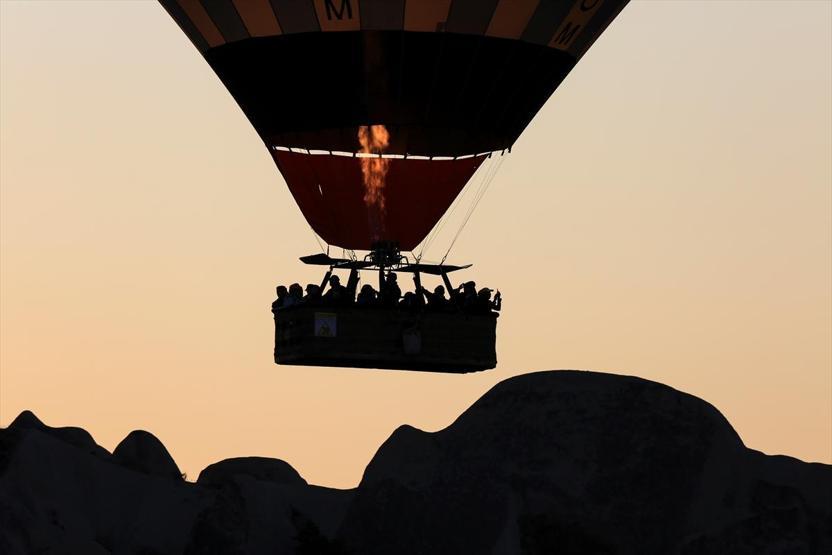 Sıcak hava balonları ile eşsiz manzaranın tadını çıkarıyorlar