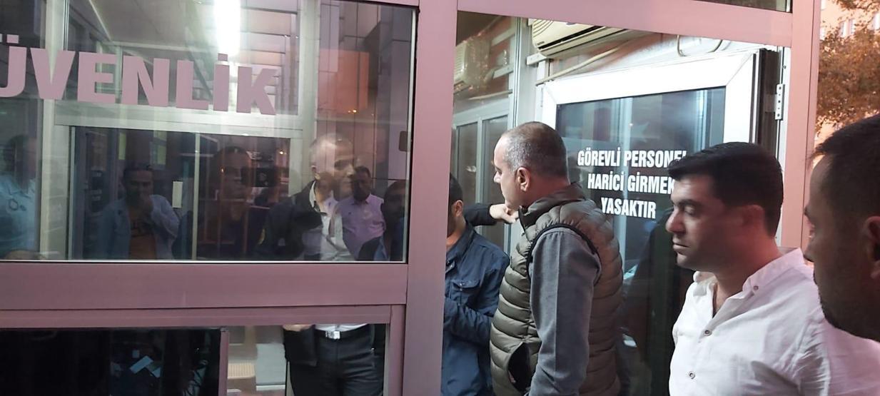 Gemlik Belediyesi önünde hareketlilik