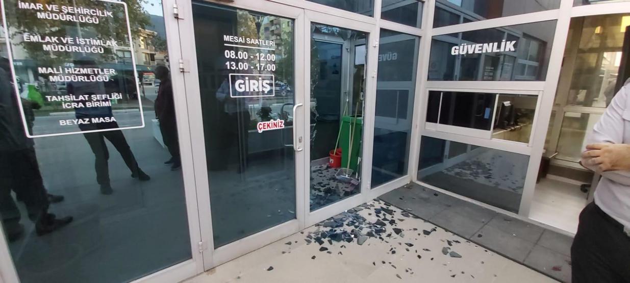 Gemlik Belediyesi önünde hareketlilik