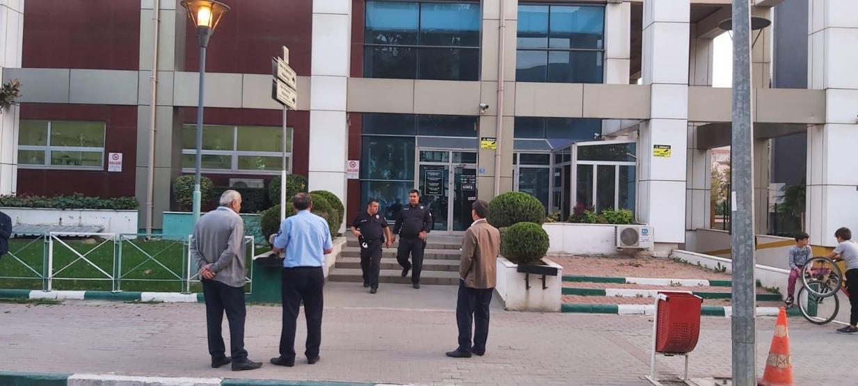 Gemlik Belediyesi önünde hareketlilik
