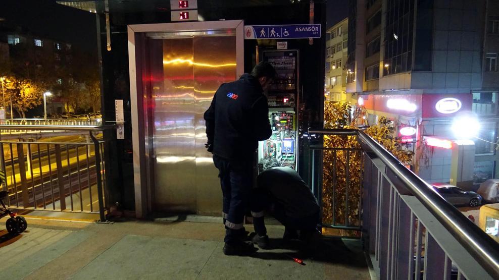 Metrobüs asansöründe korku dolu anlar